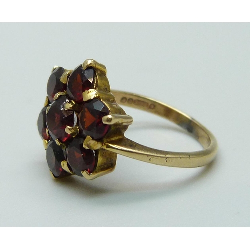 960 - A 9ct gold and garnet ring, 3.6g, L