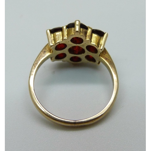 960 - A 9ct gold and garnet ring, 3.6g, L