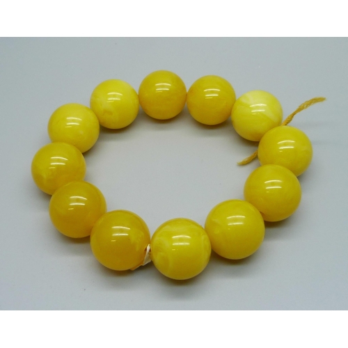 970 - A Bakelite bead bracelet in yellow