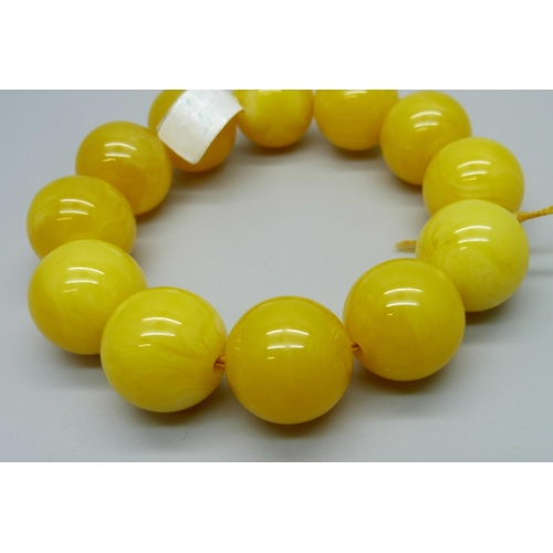 970 - A Bakelite bead bracelet in yellow