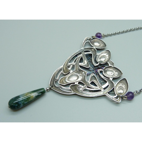 978 - A large Art Nouveau style necklet