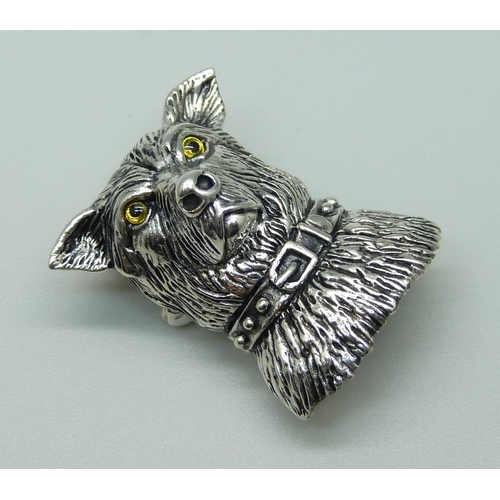 979 - A silver dog's head brooch/pendant, marked sterling