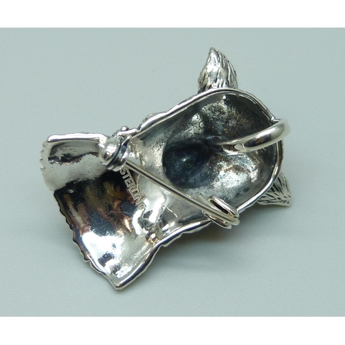 979 - A silver dog's head brooch/pendant, marked sterling