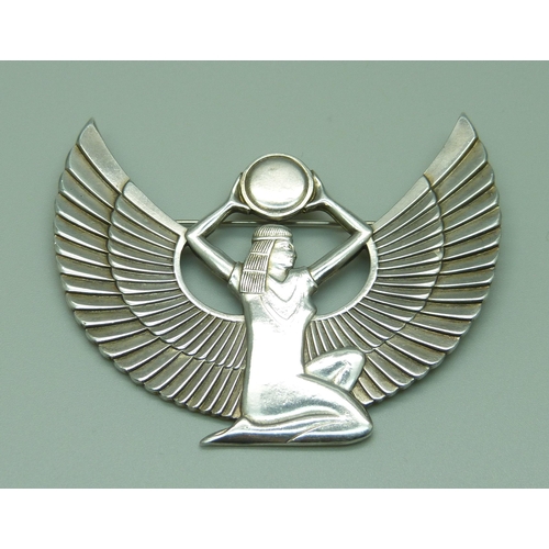 981 - A large Egyptian Revival style brooch, 7cm wide