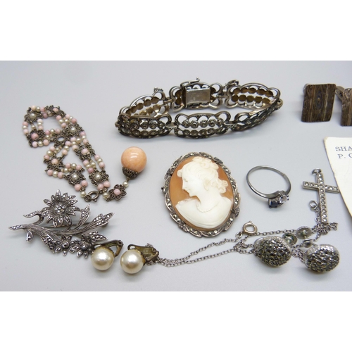 989 - Jewellery including a hallmarked silver brooch also marked Scotland, other brooches, a marcasite set... 