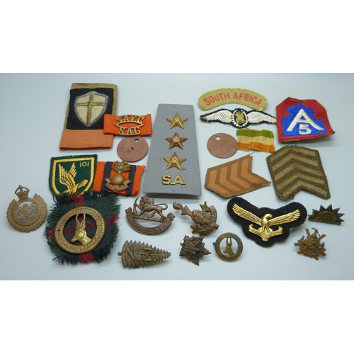 991 - Military uniform cap and cloth badges including New Zealand fern and two dog tags