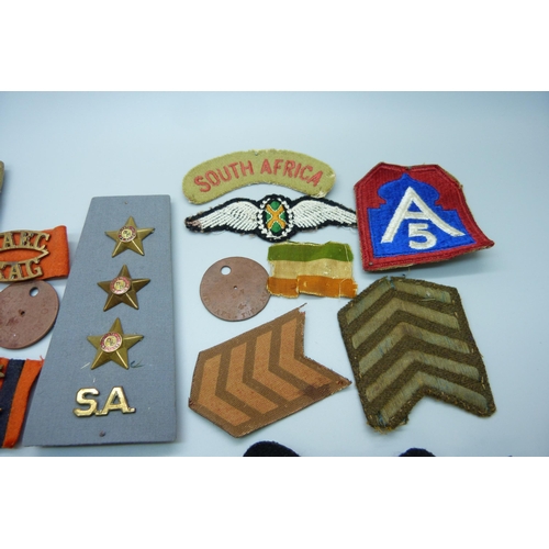 991 - Military uniform cap and cloth badges including New Zealand fern and two dog tags