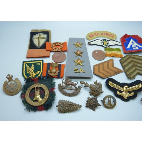 991 - Military uniform cap and cloth badges including New Zealand fern and two dog tags