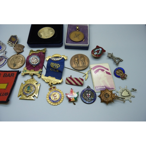 992 - Assorted medallions including rifle clubs and lapel badges, etc.