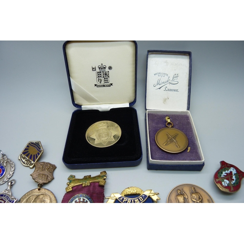 992 - Assorted medallions including rifle clubs and lapel badges, etc.