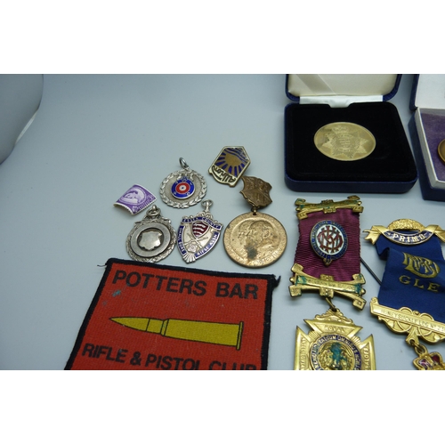 992 - Assorted medallions including rifle clubs and lapel badges, etc.