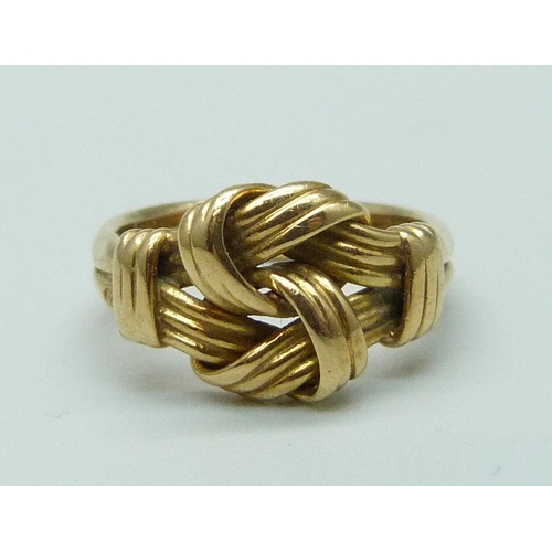 999 - An 18ct gold knot ring, 4.9g, J