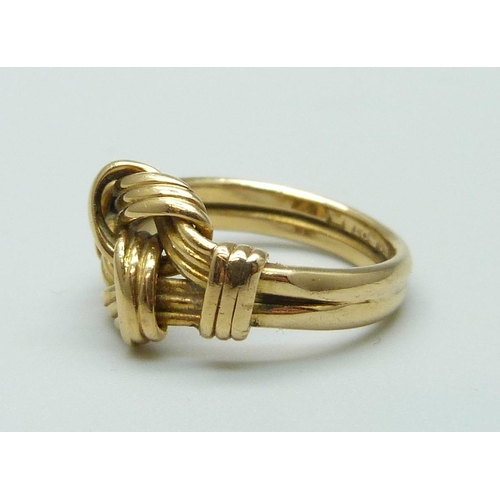 999 - An 18ct gold knot ring, 4.9g, J