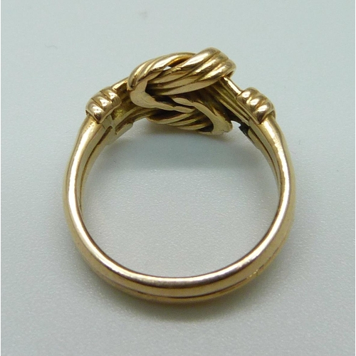 999 - An 18ct gold knot ring, 4.9g, J