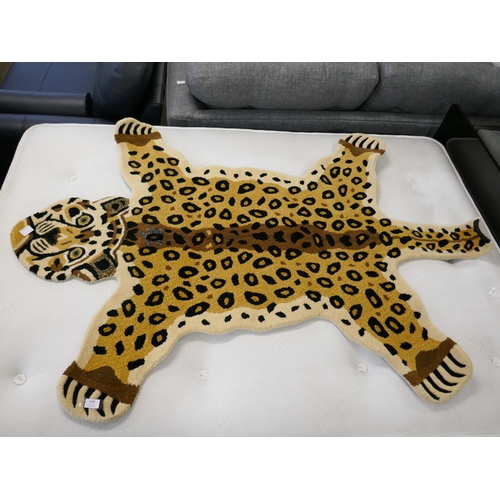 1589 - A large 6ft x 4ft rug depicting a leopard