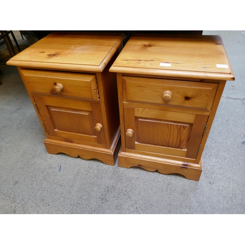 1624 - A pair of pine bedside cabinets