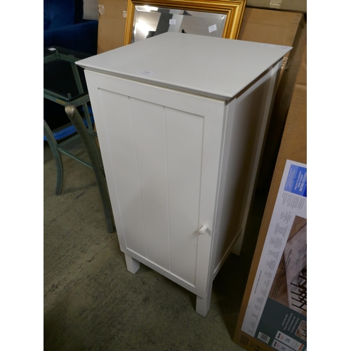 1640 - A white bathroom cabinet