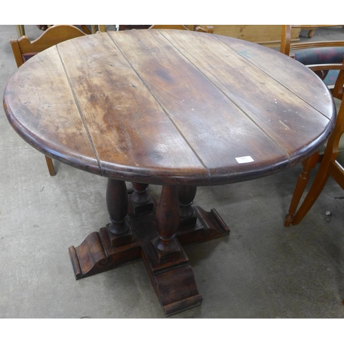 152 - A hardwood circular breakfast table