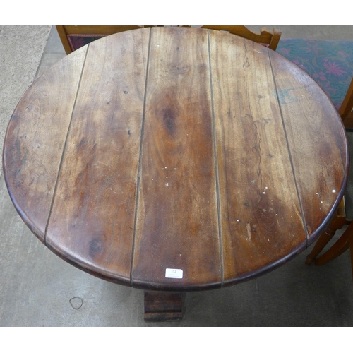 152 - A hardwood circular breakfast table