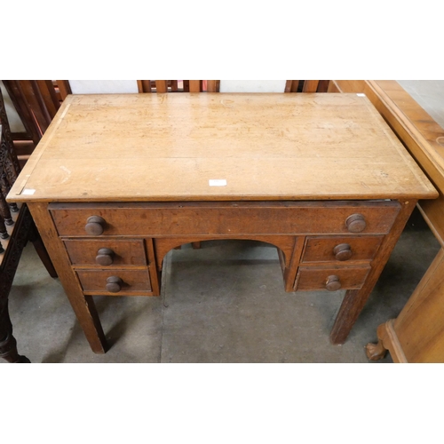 195 - A Victorian oak kneehole desk