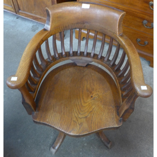 91 - An Edward VII oak revolving desk chair