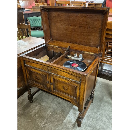 167 - An early 20th Century oak barleytwist gramophone