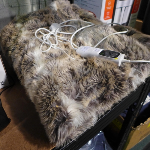 3019 - Husky Fur Heated Throw  (314-128) *This lot is subject to vat