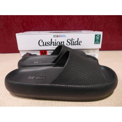 3123 - 32° Cool Black Cushion Sliders - size: M * this lot is subject to VAT