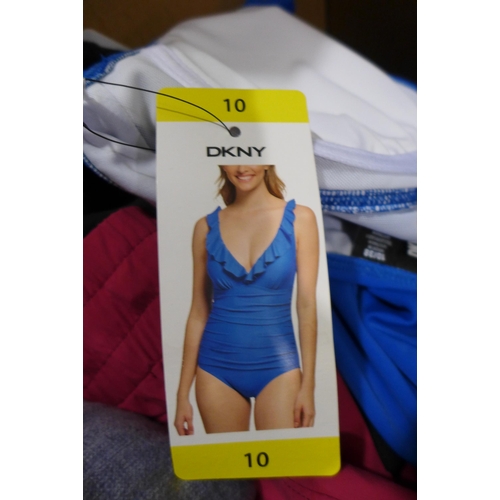 3267 - Assorted women's clothing - various sizes/styles, etc. * this lot is subject to VAT