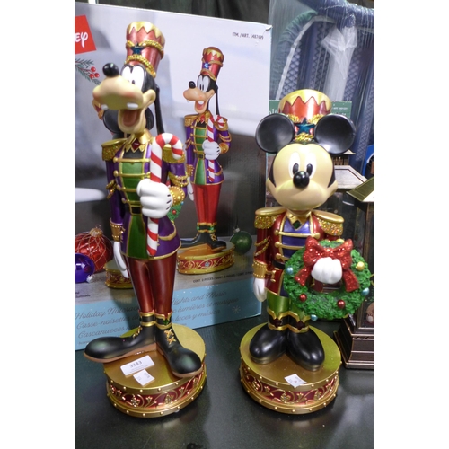 3343 - Disney Nutcrackers - (Mickey/Goofy) (314-285) *This lot is subject to vat