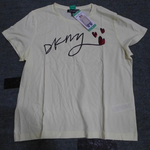 3385 - Quantity of women's yellow DKNY T-shirts - mixed size * this lot is subject to VAT