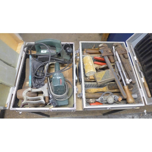 2024 - 2 Metal tool cases of tools including a Bosch P55230 sheet sander, a Bosch PHO 100 electric plane an... 