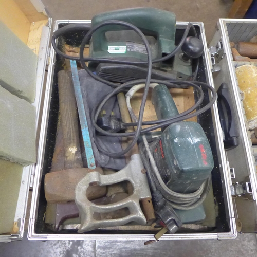 2024 - 2 Metal tool cases of tools including a Bosch P55230 sheet sander, a Bosch PHO 100 electric plane an... 