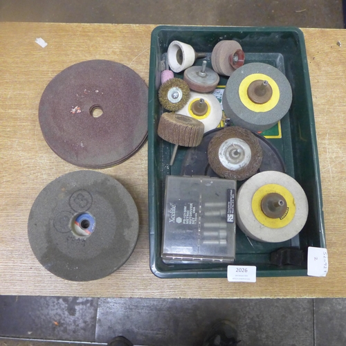 2026 - Approx. 15 assorted grinding discs and sandpaper