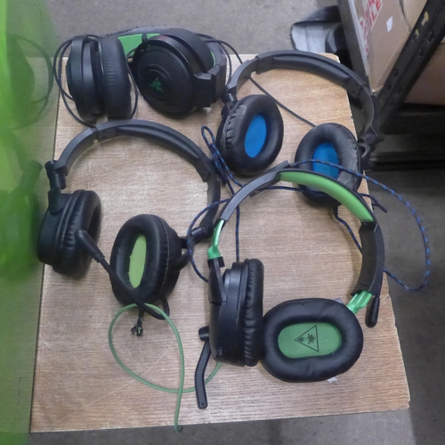 2092 - A large quantity of headphones