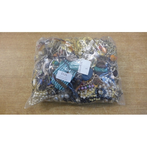 2125 - A large bag of costume jewellery