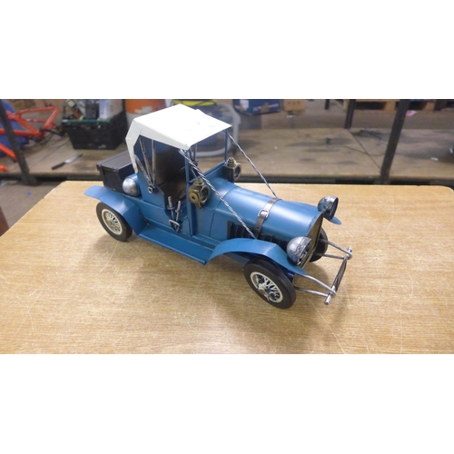 2130 - A tin plate Model T Ford style vintage car