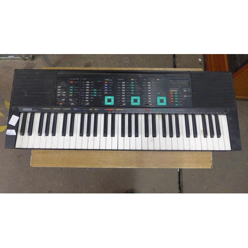 2181 - A Yamaha electric keyboard (PSR-90)