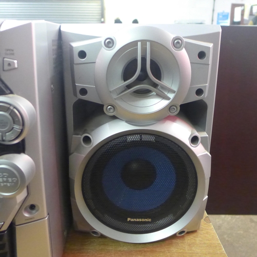 2191 - A Panasonic (SA-AK220) CD stereo system with a pair of (58-AK220) stereo speakers