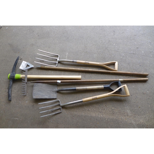 2223 - A quantity of garden tools, including a hoe, a rake, a spade and a pick axe, etc.