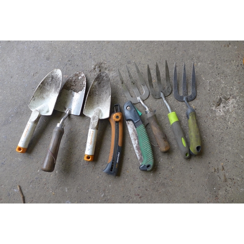 2236 - A bag of assorted garden hand tools including shears, trowels, etc.