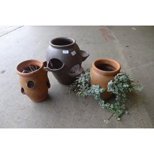 2238 - 3 Decorative plant pots