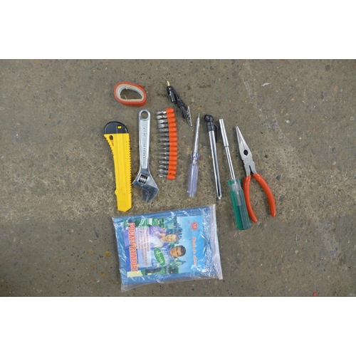 2248B - A quantity of gardening equipment including a spade, a garden mate and car jump start kit