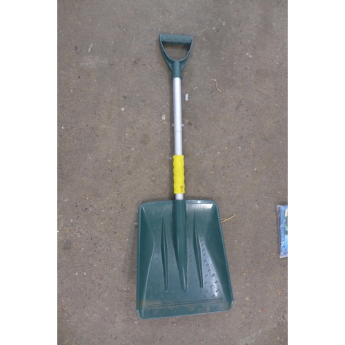 2248B - A quantity of gardening equipment including a spade, a garden mate and car jump start kit