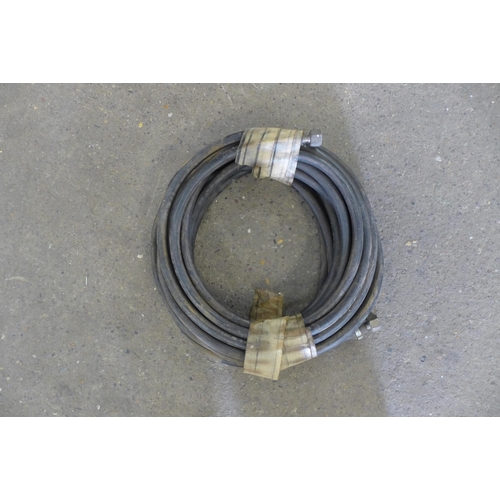 2272 - 6 Lengths of gas pipe