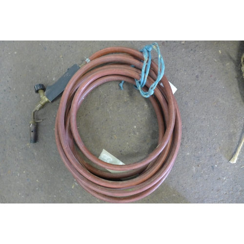 2272 - 6 Lengths of gas pipe