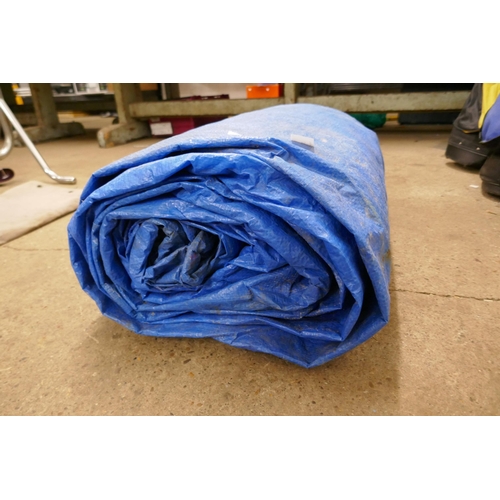 2334 - A large blue tarpaulin and basket of approx. 50 stall clips