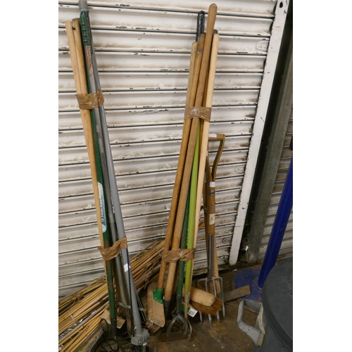 2127 - A quantity of garden tools including a pick axe, brushes, lopper, rakes, wire brushes, hoe etc