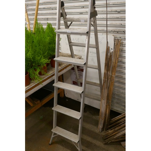 2212 - An aluminium 5 rung step ladder