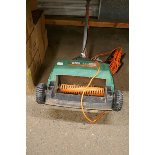 2237A - A Black and Decker (GD200) 30cm 230v electric lawn rake